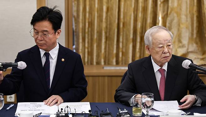 3일 한국경영자총협회가 프레스센터에서 개최한 '주요 기업 인사노무 담당 임원 간담회'에서 김영훈 고용노동부 장관(왼쪽)과 손경식 한국경영자총협회 회장이 나란히 앉아 있다.  뉴스1