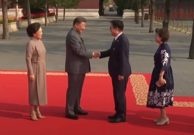 우원식 국회의장(오른쪽 둘째)이 3일 중국 베이징 톈안먼광장에서 열린 전승절 80주년 열병식 행사에 참석해 시진핑 중국 국가주석과 악수를 나누고 있다.