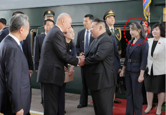2일 오후 중국 수도 베이징 베이징역에 도착한 김정은 북한 국무위원장이 차이치 중국공산당 중앙서기처 서기(당 중앙정치국 상무위원)와 인사를 나누고 있다. 뒤에 딸 김주애(점선)가 서 있다. (사진=조선중앙통신 연합뉴스)