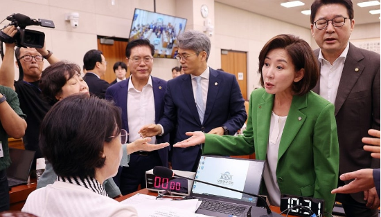 2일 서울 여의도 국회에서 열린 법제사법위원회 전체회의에서 국민의힘 나경원 의원등이 추미애 위원장의 회의 진행 방식에 항의하고 있다.(사진=연합뉴스)