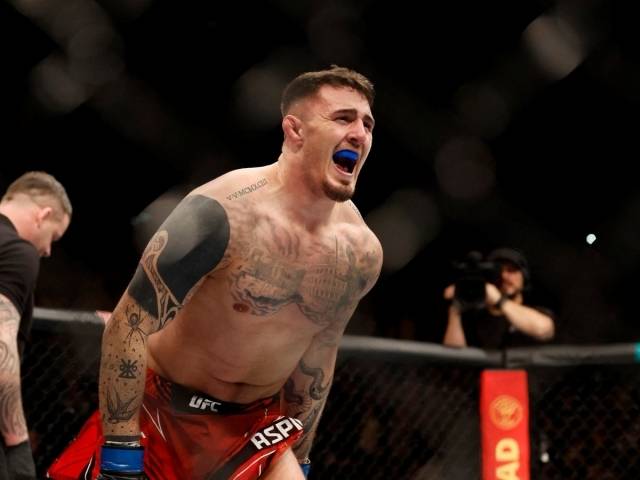 앤디 아스피날은 “지금 아들이 버는 돈도 괜찮다고 하는 사람들이 있다. 하지만 우리가 미국에서 만난 축구, 미식축구 선수들과 비교하면 그들의 아주 일부만 벌고 있는 상황이다. 아들은 세계 최고의 선수인데도 충분한 보상을 받지 못하고 있다. 그리고 이건 매우 위험한 스포츠다. 충분히 벌었다고 생각했을 때 그만두는 게 맞다”고 밝혔다. 사진=X