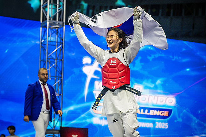 이예지가 ‘무주 태권도원 2025 세계태권도 그랑프리 챌린지’ 1일차 우승 후 태극기를 들고 경기장을 돌고 있다. 사진=태권도진흥재단