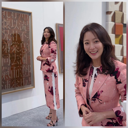 김희선(49)이 장미 문양 슈트 차림으로 전시장에 나타나 우아하면서도 화사한 매력을 뽐냈다. 사진=김희선 SNS