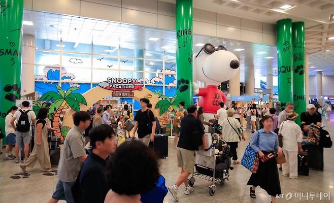 광복절 연휴를 하루 앞둔 지난달 14일 오전 제주국제공항 1층 도착장이 이용객들의 발걸음으로 붐비고 있다.   제주관광협회에 따르면 이날부터 17일까지 연휴 기간 제주 입도 관광객이 17만6000여명에 이를 것으로 예상된다./사진= 뉴시스