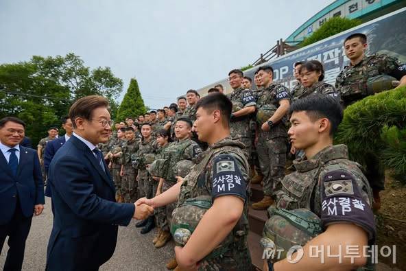 이재명 대통령이 지난 6월13일 경기 연천군 25사단 비룡전망대를 찾아 접경지역에 있는 군 장병들을 격려하고 있다. / 사진=뉴스1