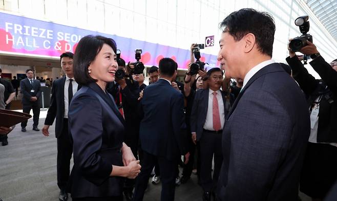 이재명 대통령의 부인 김혜경 여사와 오세훈 서울시장이 3일 서울 강남구 코엑스에서 열린 '프리즈 서울 2025' VIP 프리뷰 데이에서 인사를 하고 있다. /사진 = 뉴스1