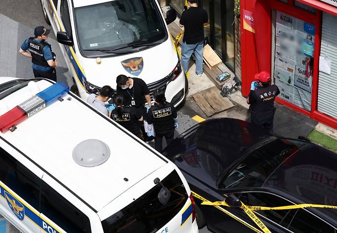 3일 흉기난동 사건이 발생한 서울 관악구 조원동의 한 주택가에서 경찰이 현장을 조사하고 있다./사진=뉴스1.
