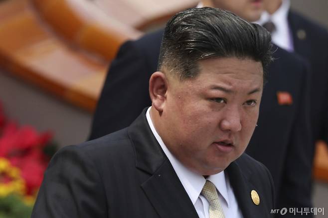 [베이징=AP/뉴시스] 김정은 북한 국무위원장이 3일(현지 시간) 중국 베이징 톈안먼 광장에서 열린 '중국 인민 항일 전쟁 및 세계 반파시스트 전쟁 승리(전승절)' 80주년 기념 열병식에 참석하고 있다. 2025.09.03. /사진=류현주