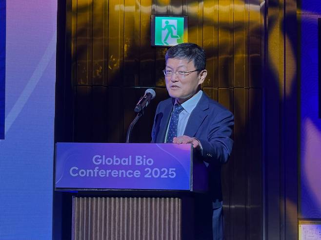 김동중 삼성바이오로직스 상생협력센터장 부사장이 3일 서울 강남구 삼성동 그랜드 인터컨티넨탈 서울 파르나스 호텔에서 열린 '글로벌 바이오 컨퍼런스 2025'에서 기조연설을 진행하고 있다. /사진=김선아 기자