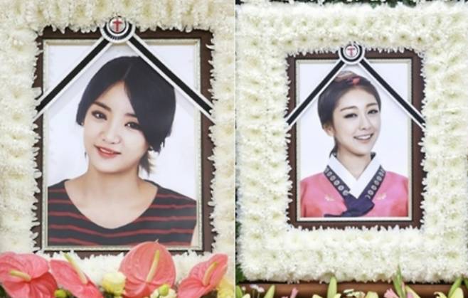 레이디스코드 멤버들과 매니저, 스타일리스트는 일정을 끝내고 서울로 가던 중 빗길 사고를 당했다. 사진은 당시 사고로 숨진 레이디스코드 멤버 고 은비(왼쪽)와 리세의 영정사진 모습. /사진=뉴스1(공동취재)