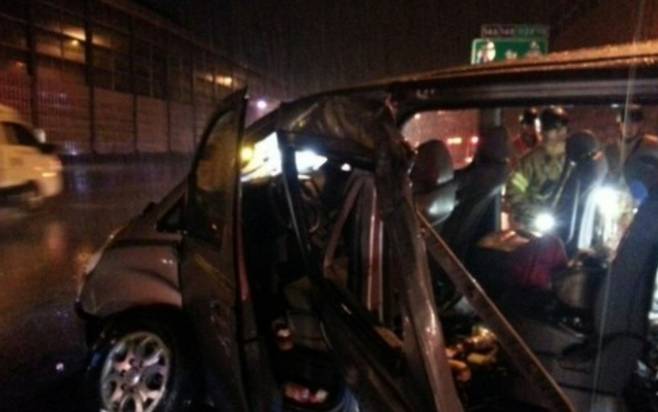 레이디스코드 멤버들의 교통 사고 후 연예계에선 무리한 일정과 과속 문제가 제기됐다. 사진은 2014년 9월3일 레이디스코드 교통 사고 현장의 모습. /사진=뉴스1(경기도소방재난본부 제공)