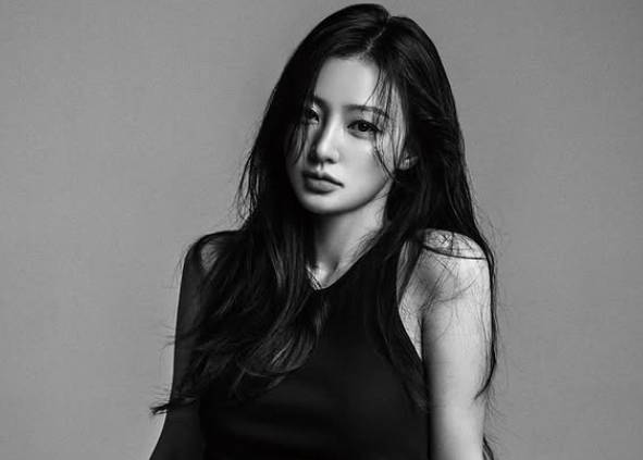 배우 송하윤이 학교폭력으로 인한 강제전학 사실을 부인한 가운데, 고등학교 동창이 이를 반박하는 입장을 내놓았다. /사진=송하윤 인스타그램