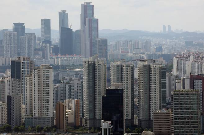 경제정의실천시민연합(경실련)이 공개한 'LH 공공택지 개발 및 매각 실태' 분석에 따르면 12년간 LH가 매각한 공공택지 면적은 4235만㎡(1281만평)이며 총 이익은 85조원이다. 사진은 서울 중구 남산에서 바라본 도심 아파트 모습. /사진=뉴시스