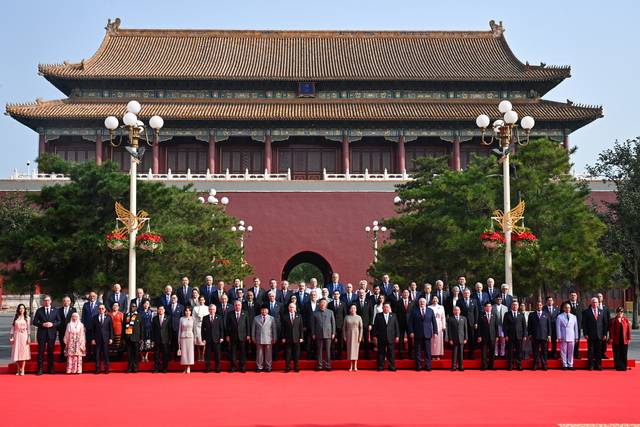 톈안먼 앞에 선 정상들  : 3일 중국 ‘항일전쟁 및 세계 반파시스트 전쟁(제2차 세계대전) 승리 기념일(전승절)’ 80주년 열병식에 참석한 시진핑(앞줄 왼쪽 12번째) 중국 국가주석, 블라디미르 푸틴(〃 11번째) 러시아 대통령, 김정은(〃 14번째) 북한 국무위원장 등 각국 정상 및 대표들이 베이징 톈안먼 앞에 모여 기념촬영을 하고 있다.  TASS 연합뉴스