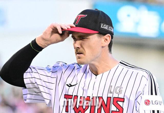 2025년 8월 30일 오후 서울 잠실구장에서 열린 '2025 신한 SOL뱅크 KBO 리그' 키움 히어로즈와 LG 트윈스의 경기LG 선발투수 톨허스트가 3회초 투구를 마친 뒤 더그아웃으로 들어가고 있다./마이데일리