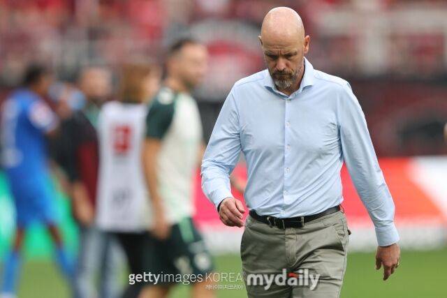 텐 하흐 감독이 브레멘전 무승부 후 고개를 숙이고 퇴장하고 있다. /게티이미지코리아