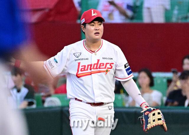 2025년 8월 7일 오후 인천 SSG랜더스필드에서 열린 '2025 신한 SOL뱅크 KBO 리그' 삼성 라이온즈와 SSG랜더스의 경기. SSG 1루수 고명준이 수비를 준비하고 있다./마이데일리