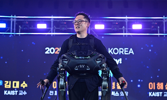 김승환 KAIST 연구원이 2025 이노베이트코리아에서 공경철 교수가 개발한 웨어러블 로봇을 시연하고 있는 모습 .[대전=임세준 기자]