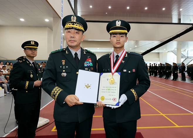 지난달 1일 전북 익산 육군부사관학교에서 열린 ‘25-2기 민간·장기복무·현역·예비역과정 육군 부사관 임관식’에서 김진철(소장) 교육사령관 직무대리가 국방부 장관상을 수상한 정민규 하사에게 상장을 수여한 후 기념 촬영하고 있다.  [육군 제공]
