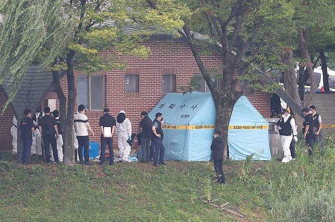 2일 대구 수성구 수성못 인근에서 현역 육군 대위가 총상을 입고 사망한 채 발견된 가운데 사건 현장에서 육군수사단, 경찰 과학수사대 등이 현장조사를 벌이고 있다. [연합]