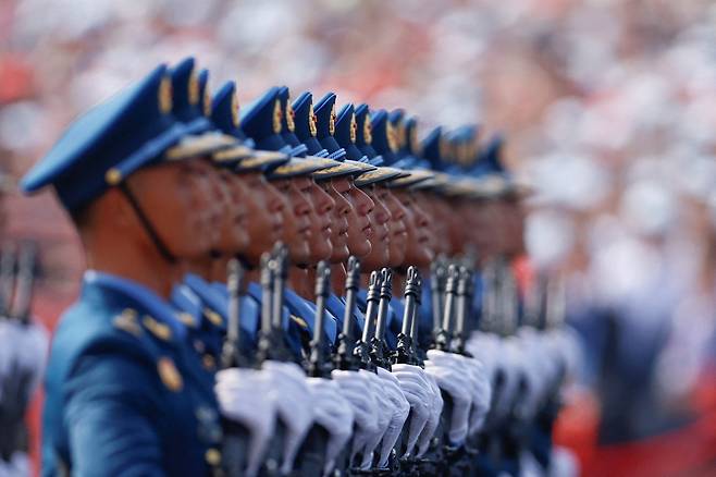중국 공군 장병들이 3일(현지시간) 중국 베이징에서 열린 ‘중국인민 항일전쟁 및 세계 반파시스트 전쟁 승리(전승절) 80주년’ 열병식에서 행진하고 있다.[로이터]