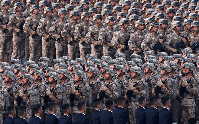 중국 군인들이 3일(현지시간) 중국 베이징에서 열린 ‘중국인민 항일전쟁 및 세계 반파시스트 전쟁 승리(전승절) 80주년’ 열병식에 앞서 대형을 갖추고 서 있다. [EPA]