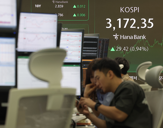 코스피가 전장보다 29.42포인트(0.94%) 오른 3172.35로 마감한 2일 오후 서울 중구 하나은행 딜링룸에서 딜러들이 업무를 보고 있다. [연합]