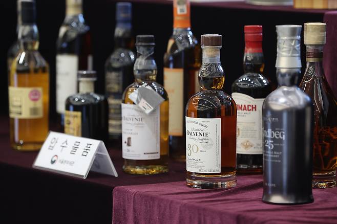 관세청 서울본부세관이 5일 서울 강남구 서울본부세관에서 초고가 위스키 밀수입 및 탈세 행위 고소득자 검거 실적 브리핑을 열고, 압수물품을 공개하고 있다.[연합]