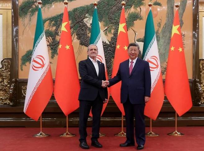 [베이징=신화/뉴시스] 시진핑 중국 국가주석(오른쪽)이 2일 베이징에서 마수드 페제시키안 이란 대통령과 만나 회담하기 전 악수하고 있다. 2025.09.03. *재판매 및 DB 금지