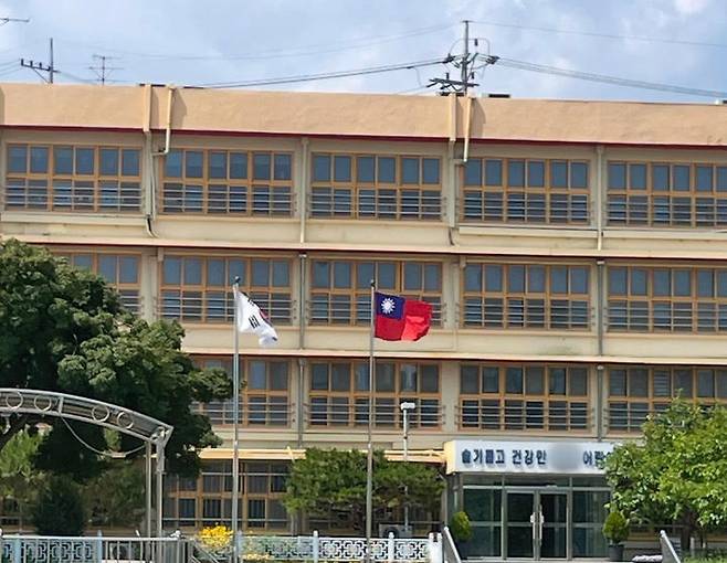 [서울=뉴시스] 지난 6월 서울 용산구 한 초등학교에 태극기와 함께 청천백일만지홍기가 게양된 모습. (사진=SNS 갈무리) *재판매 및 DB 금지