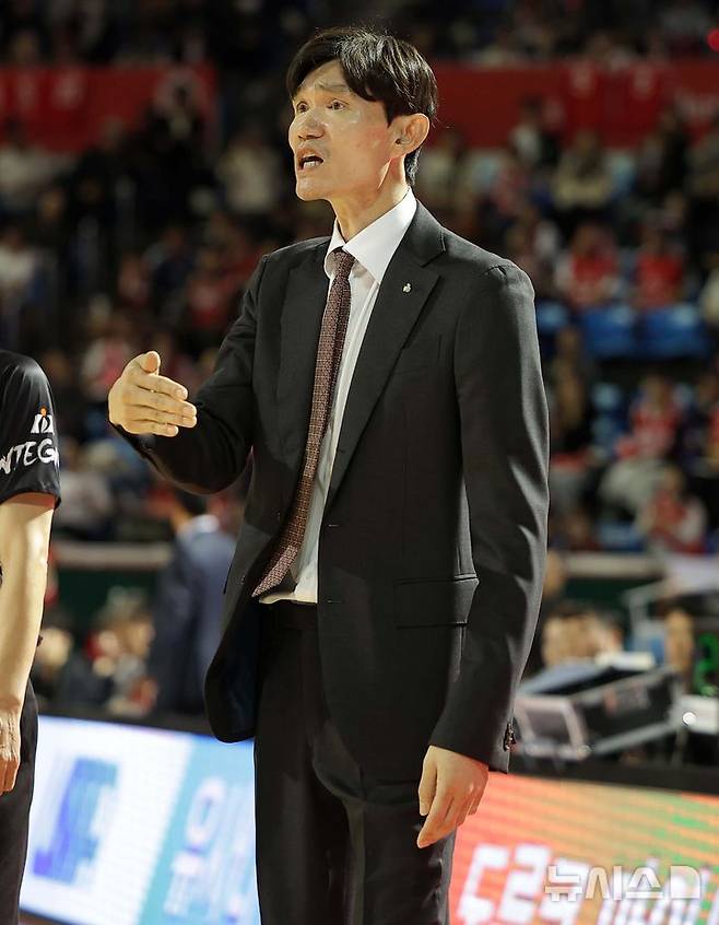 [서울=뉴시스] 정병혁 기자 = 지난해 10월22일 서울 송파구 잠실학생체육관에서 열린 2024-2025 KCC 프로농구 정규리그 서울SK와 원주DB의 경기, DB 김주성 감독이 비디오판독 신청을 하고 있다. 2024.10.22. jhope@newsis.com