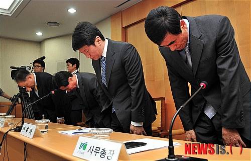 [서울=뉴시스] 지난 2011년 파문이 분 K리그 승부조작 사태에 대해 당시 정몽규 프로축구연맹 총재(오른쪽 두번째·현 대한축구협회장)를 포함한 관계자들이 고개 숙여 사과하고 있다. (사진=뉴시스 DB). photo@newsis.com