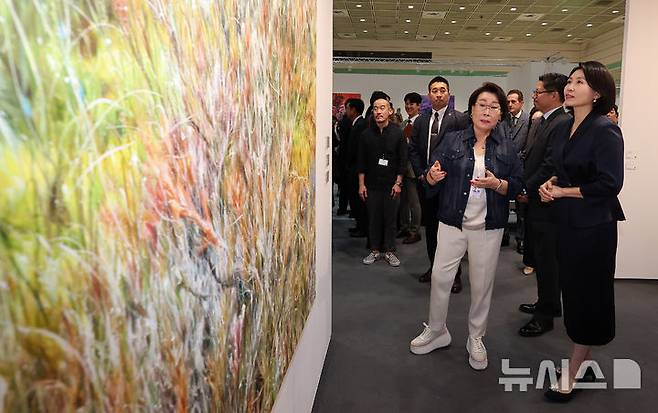 [서울=뉴시스] 황준선 기자 = 이재명 대통령의 부인 김혜경 여사가 3일 서울 강남구 코엑스에서 열린 '프리즈 서울 2025' VIP 프리뷰 데이를 찾아 작품들을 관람하고 있다. (공동취재) 2025.09.03. photo@newsis.com
