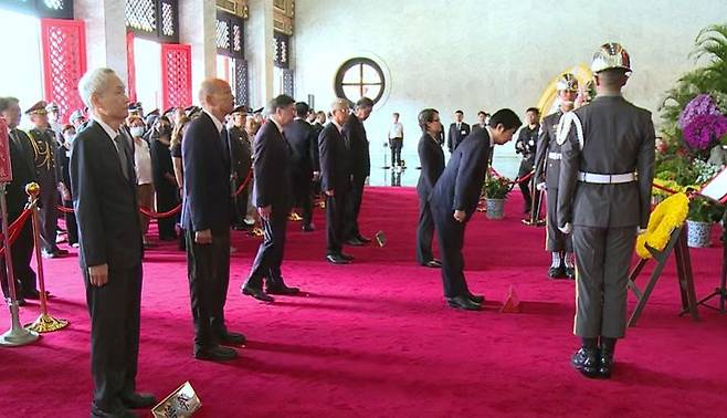 [서울=뉴시스] 중국이 항일전쟁 및 세계 반파시스트 전쟁 승리 80주년(전승절)을 맞아 3일 베이징에서 대규모 열병식을 개최한 가운데, 대만 라이칭더 총통이 같은 날 평화의 가치를 강조하며 중국의 무력 중심 행사에 우회적으로 비판의 목소리를 냈다. 사진은 라이 총통이 정부 부처 수장과 함께 타이베이의 ‘국민혁명충렬사’를 방문해 순국선열을 참배하는 모습. <사진출처: 대만 총통부> 2025.09.03