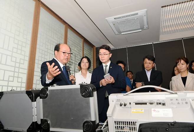 [서울=뉴시스] 류제명 과학기술정보통신부 제2차관이 3일 오후 서울 성북구 국민대학교 양자캠퍼스를 방문해 국민대학교가 개발한 양자보안기술 기반의 차량원격제어기술 시연을 참관하고 있다. (사진=과기정통부 제공) *재판매 및 DB 금지
