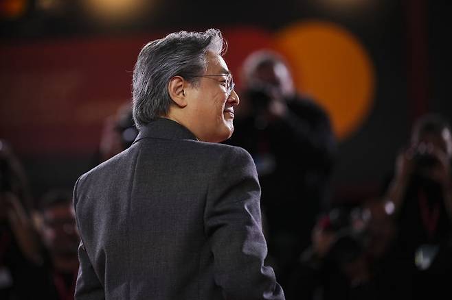 [베네치아=AP/뉴시스] 박찬욱 감독이 29일(현지 시간) 이탈리아 베네치아에서 열린 제82회 베네치아국제영화제에서 영화 '어쩔 수가 없다'(No Other Choice) 포토콜 행사에 참석해 포즈를 취하고 있다. 2025.08.30.