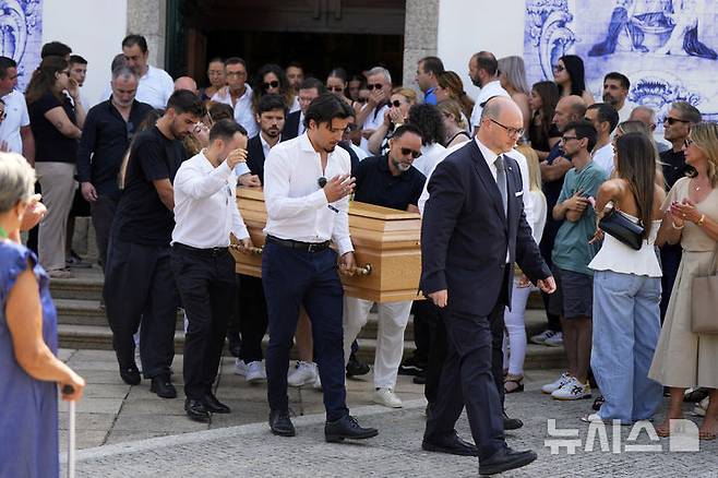 [리버풀=AP/뉴시스] 3일(현지 시간) 잉글랜드 프리미어리그(EPL) 리버풀의 홈구장인 안필드에서 축구 팬들이 이날 새벽 교통사고로 숨진 공격수 디오구 조타(28)를 기리기 위해 마련된 추모소를 찾고 있다. 조타는 동생 안드레 시우바와 함께 차량으로 이동하던 중 스페인 사모라 인근에서 사고로 목숨을 잃었다. 2025.07.04.