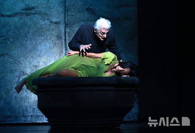 [서울=뉴시스] 이영환 기자 = 뮤지컬 노트르담 드 파리 프롤로 역의 다니엘 라부아가 3일 오후 서울 종로구 세종문화회관 대극장에서 열린 프레스콜에서 주요 장면을 선보이고 있다. 내한 20주년 기념 뮤지컬 노트르담 드 파리는 3일부터 27일까지 세종문화회관 대극장에서 공연된다. 2025.09.03. 20hwan@newsis.com