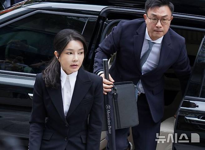 [서울=뉴시스] 사진공동취재단 = 도이치모터스 주가조작 연루 의혹 등을 받는 김건희 여사가 지난달 6일 오전 서울 종로구 김건희 특검팀(특별검사 민중기)사무실에 피의자 신분으로 소환되고 있다. 2025.09.03. photo@newsis.com