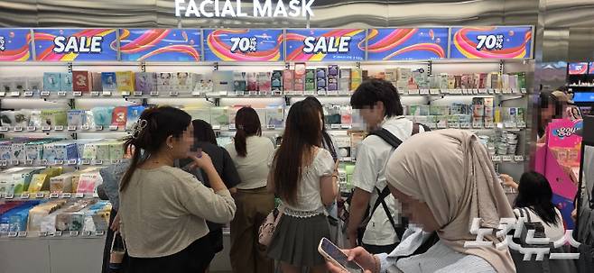 외국인 관광객이 올리브영 홍대 타운 페이셜 마스크 진열대에서 모여 있다. 양지훈 인턴기자