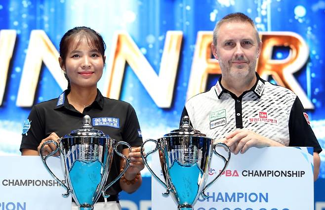 프로당구 2023-24시즌 '실크로드 & 안산 PBA 챔피언십' 여자부 우승자 스롱 피이바(왼쪽)와 남자부 챔피언 프레드릭 쿠드롱. 쿠드롱은 이 대회 우승 뒤 PBA를 떠났다. PBA