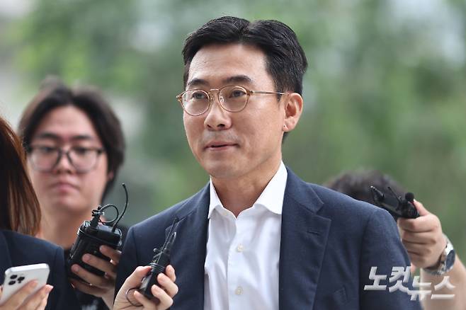 김건희 '집사 게이트' 의혹에 연루된 혐의를 받는 조영탁 IMS모빌리티 대표가 지난달 20일 오전 서울 종로구 김건희 특검팀(특별검사 민중기)에 조사를 받기 위해 출석하고 있다. 류영주 기자