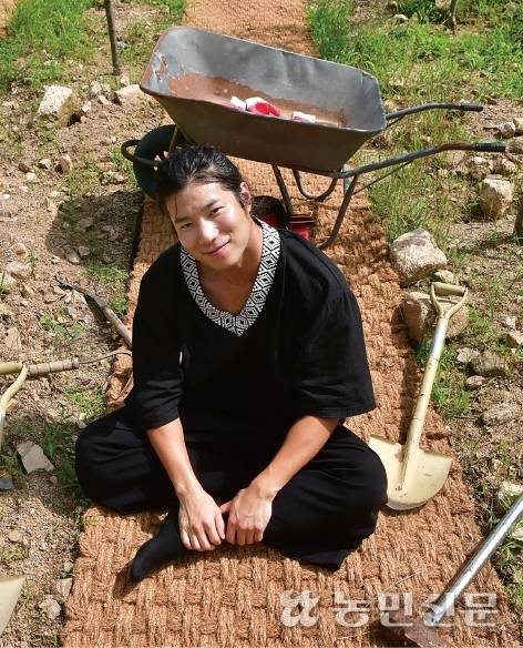 운동강사 이해범씨는 잡지 ‘살기좋은 영월’에 농기구로 하는 체력 단련법을 소개하고 있다.