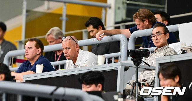 [OSEN=고척, 박준형 기자] 28일 오후 서울 고척스카이돔에서 ‘2025 신한 SOL BANK KBO리그’ 키움 히어로즈와 한화 이글스의 경기가 진행됐다.이날 키움은 하영민을, 한화는 폰세를 선발투수로 내세웠다.MLB 11개 구단의 스카우터들이 경기를 지켜보괴 있다.  2025.08.28 / soul1014@osen.co.kr