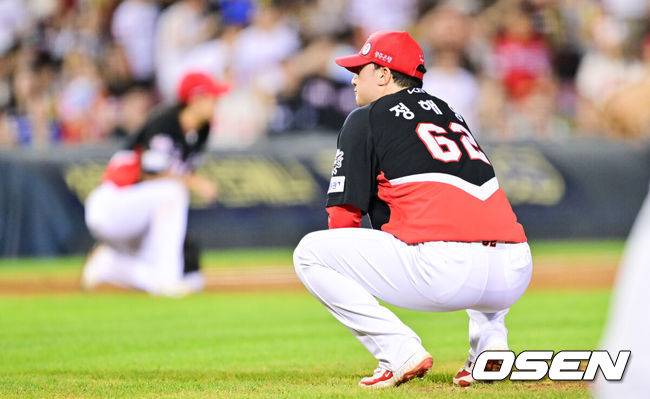 [OSEN=잠실, 박준형 기자] 9회말 동점 허용한 KIA 정해영 마무리 투수가 주저앉아 아쉬워하고 있다.   2025.08.15 / soul1014@osen.co.kr