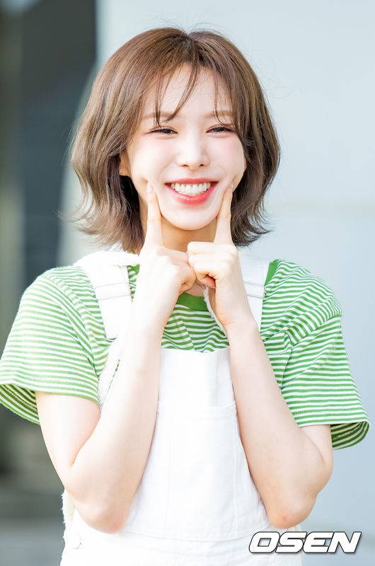 [OSEN=민경훈 기자] 레드벨벳 웬디(WENDY)가 28일 오후 서울 양천구 목동 SBS에서 진행되는 ‘웬디의 영스트리트’ 녹화에 참석하기 위해 출근했다.레드벨벳 웬디는 SBS 파워FM ‘웬디의 영스트리트’에서 DJ를 맡고 있다.레드벨벳 웬디가 출근길에 포즈를 취하고 있다. 2024.08.28 / rumi@osen.co.kr