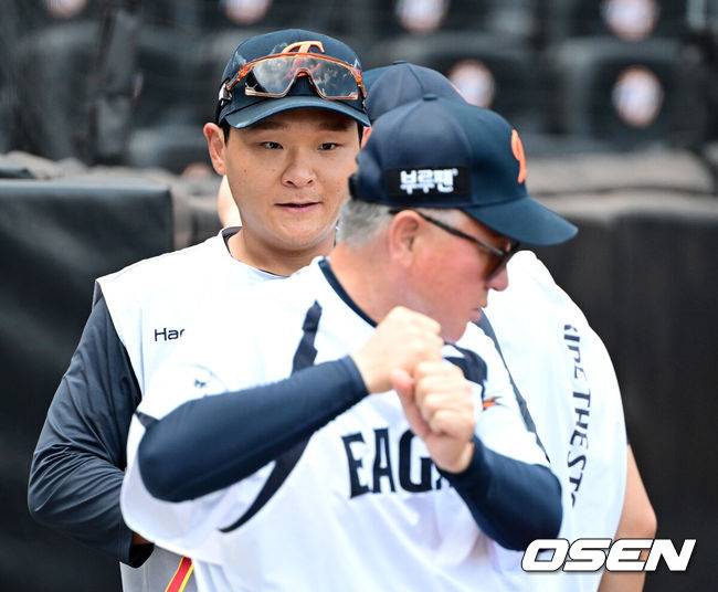 [OSEN=대전, 최규한 기자] 3일 대전 한화생명볼파크에서 ‘2025 신한 SOL Bank KBO리그’ 한화 이글스와 NC 다이노스의 경기가 열린다.홈팀 한화는 코디 폰세, 방문팀 NC는 신민혁을 선발로 내세운다.경기를 앞두고 진행된 훈련에서 한화 김태연과 김경문 감독이 대화를 나누고 있다. 2025.09.03 / dreamer@osen.co.kr