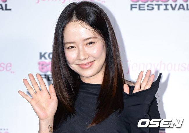 [OSEN=조은정 기자]2025 코리아뷰티페스티벌 시그니처 헤어쇼가 20일 서울 중구 동대문디자인플라자(DDP) 어울림광장에서 열렸다.이날 행사에는 송지효, 한고은, 씨스타 보라, 한채아, 펜타곤 홍석, 배우희, 임사랑 등이 참석했다.배우 송지효가 포즈를 취하고 있다. 2025.06.20 /cej@osen.co.kr