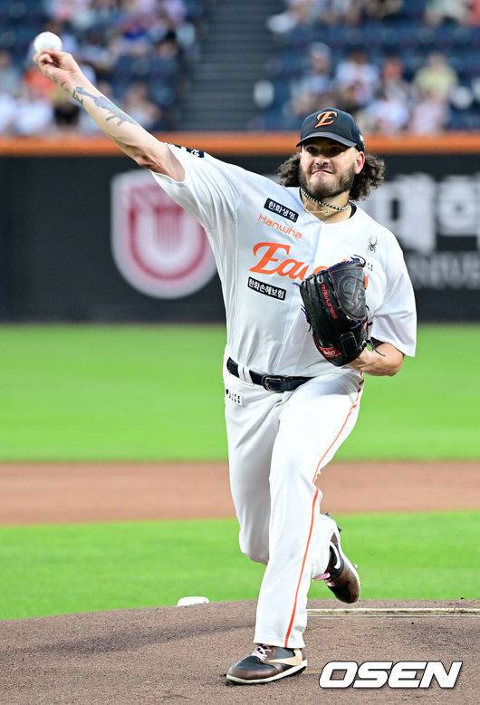 [OSEN=대전, 최규한 기자] 3일 대전 한화생명볼파크에서 ‘2025 신한 SOL Bank KBO리그’ 한화 이글스와 NC 다이노스의 경기가 열렸다.홈팀 한화는 코디 폰세, 방문팀 NC는 신민혁을 선발로 내세웠다.1회초 한화 선발 코디 폰세가 힘차게 공을 뿌리고 있다. 2025.09.03 / dreamer@osen.co.kr