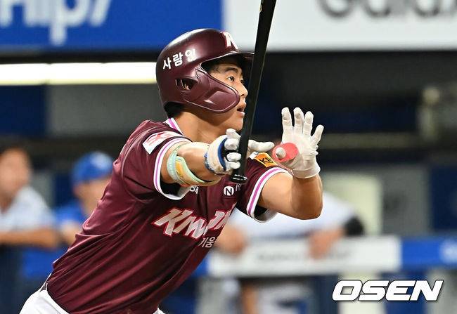 [OSEN=대구, 이석우 기자] 3일 대구삼성라이온즈파크에서 2025 신한 SOL 뱅크 KBO 리그 삼성 라이온즈와 키움 히어로즈의 경기가 열렸다. 홈팀 삼성은 가라비토가, 방문팀 키움은 하영민이 선발 출전했다. 키움 히어로즈 어준서가 힘찬 타격을 하고 있다. 2025.09.03 / foto0307@osen.co.kr